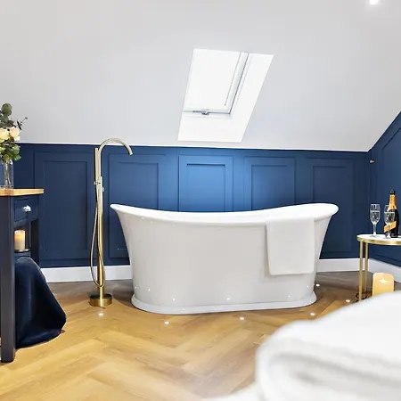 The Coach House - Luxury Barn With Hot Tub & Cinema