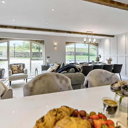 The Coach House - Luxury Barn With Hot Tub & Cinema *