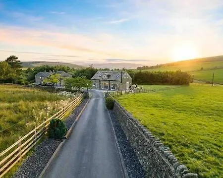 بيت للعطل The Coach House - Luxury Barn With Hot Tub & Cinema Lothersdale