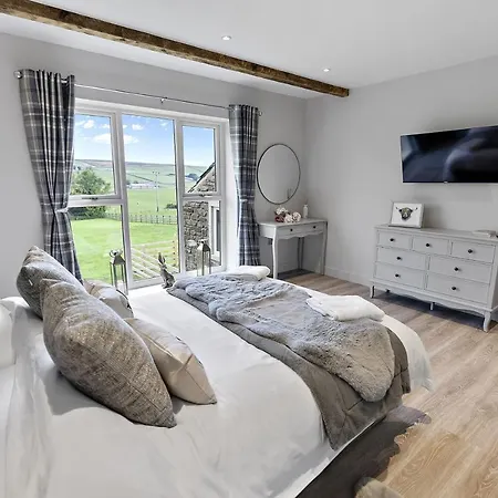 The Coach House - Luxury Barn With Hot Tub & Cinema بيت للعطل