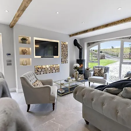 بيت للعطل The Coach House - Luxury Barn With Hot Tub & Cinema