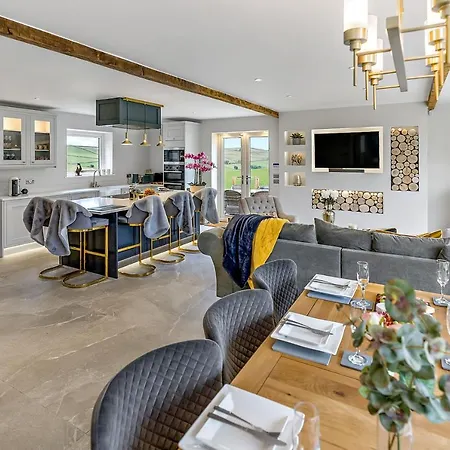 The Coach House - Luxury Barn With Hot Tub & Cinema *