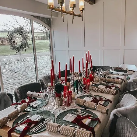 The Coach House - Luxury Barn With Hot Tub & Cinema * Lothersdale