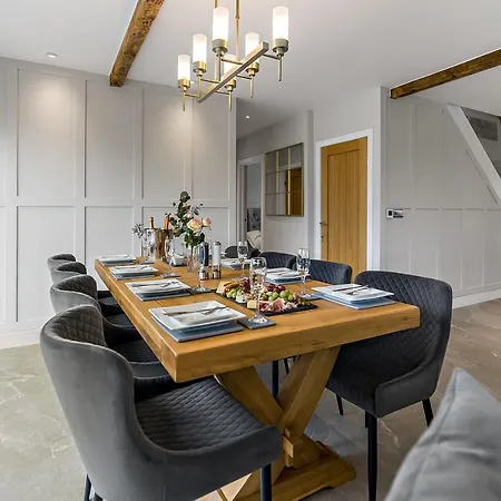 The Coach House - Luxury Barn With Hot Tub & Cinema Lothersdale