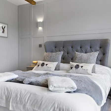 The Coach House - Luxury Barn With Hot Tub & Cinema * Lothersdale