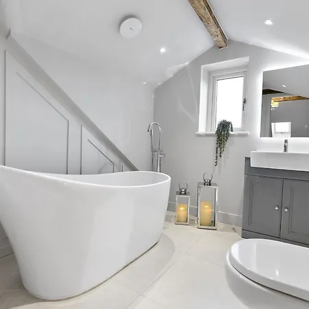 The Coach House - Luxury Barn With Hot Tub & Cinema